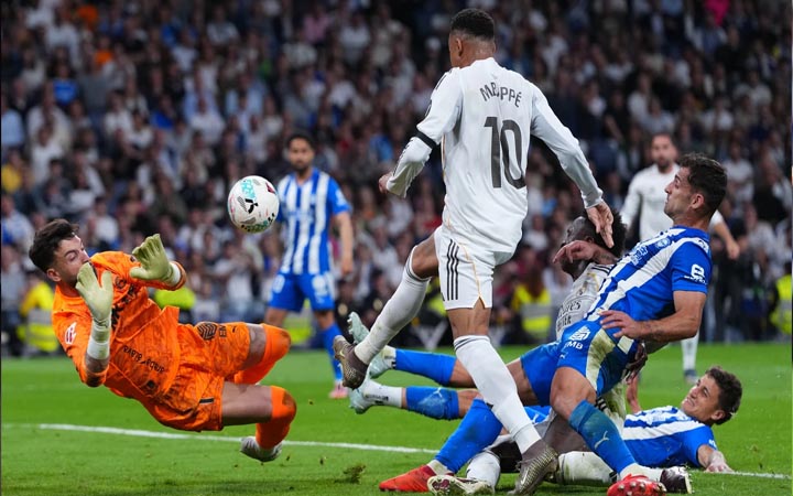 এমবাপ্পে-ভিনির গোলে চার ম্যাচ পর জয় পেল রিয়াল